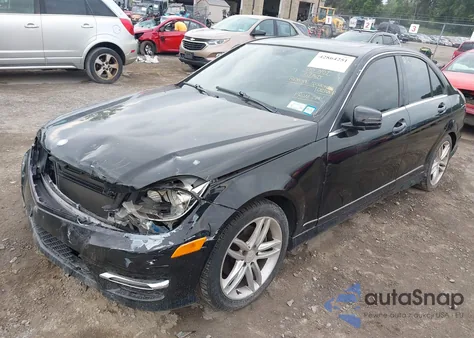 2013 Mercedes-Benz C 250 Luxury/Sport z USA, uszkodzony, nr VIN WDDGF4HB7DR295826